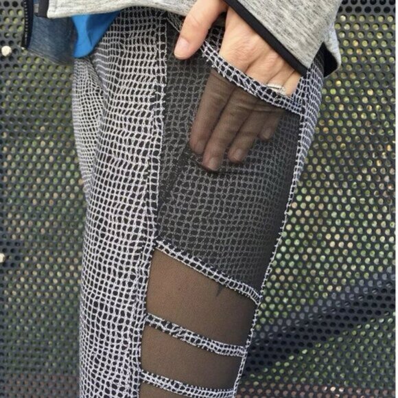 Lululemon Wild And Free Tight Fall Net White Black / Black Size 4 - Picture 4 of 10